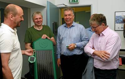 Der Leiter der Hardware-Entwicklung, Marco Bönig (2.v.l), präsentiert zwei Bestandteile des patentierten Systems. Foto: Ulf Worlitzer