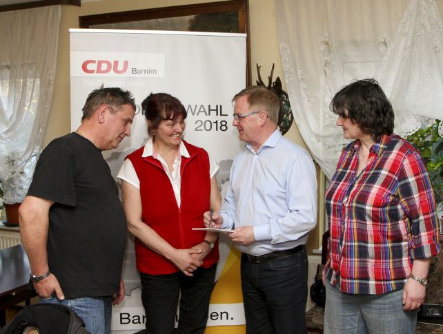 Othmar Nickel (Mitte) im Gespräch mit Bürgerinnen und Bürgern in Joachimsthal