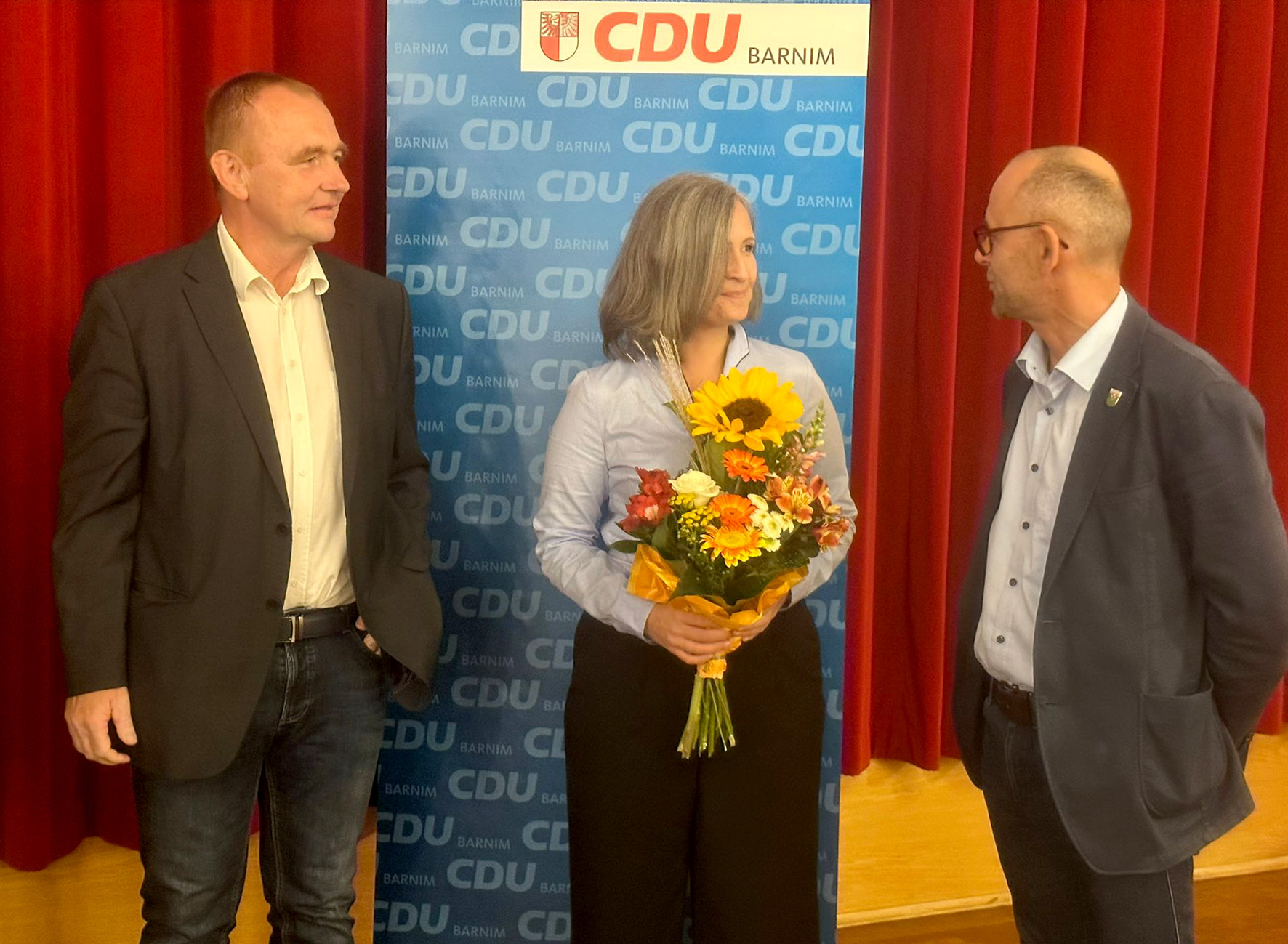 Gratulation zur Nominierung (v.l.): Danko Jur, CDU-Kreisvorsitzender, Ulrike Mauersberger und Wilfried Gierke, Bürgermeister von Ahrensfelde